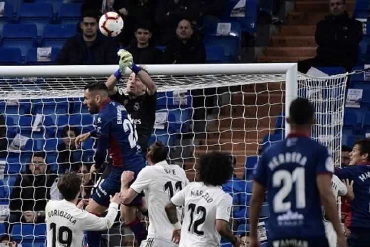 Kiper Luca Zidane mencoba meninju bola pada pertandingan Real Madrid vs Huesca dalam lanjutan La Liga Spanyol di Stadion Santiago Bernabeu, 31 Maret 2019. 