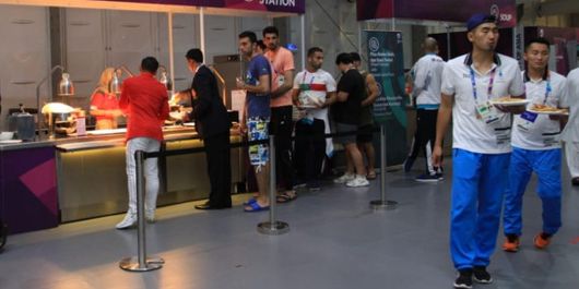 Suasana makan malam atlet dan ofisial Asian Games 2018 di Wisma Atlet, Kemayoran, Rabu (29/8/2018). (DOK. INASGOC)