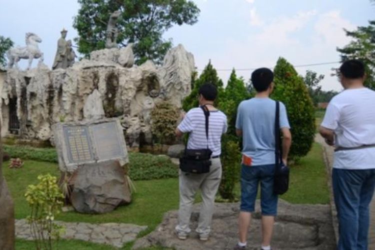 Turis China di Taman Budaya Tionghoa Indonesia, Taman Mini Indonesia Indah, Jakarta.