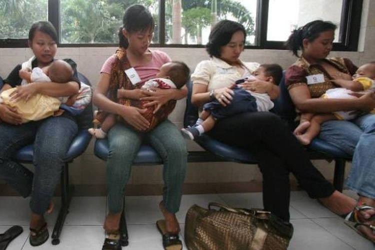 Ilustrasi: Para ibu menyusui anaknya saat menunggu waktu untuk mengikuti lomba kualitas menyusui, memperingati Hari Ibu di Puskesmas Kecamatan Kelapa Gading, Jakarta, Senin (22/12/2008).  