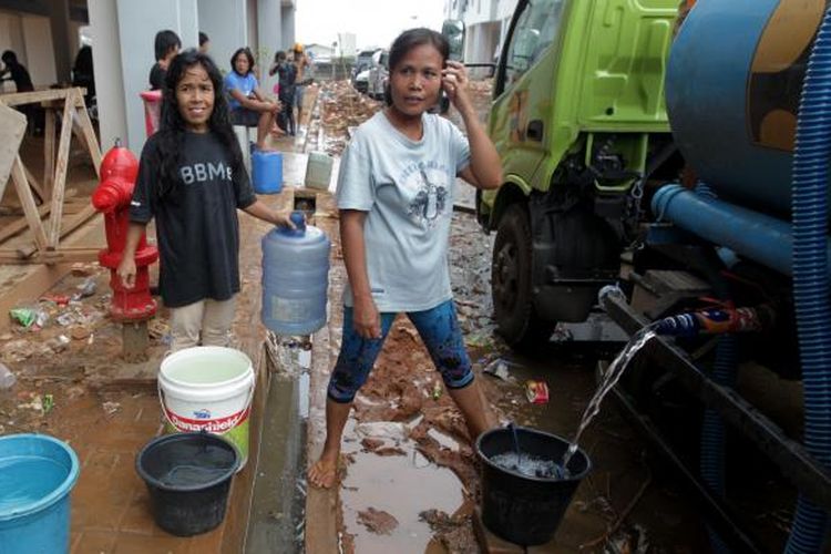 Pengungsi banjir antre air bersih di pengungsian Rusun Waduk Pluit, Muara Baru, Penjaringan, Jakarta Utara, Kamis (24/1/2013). 