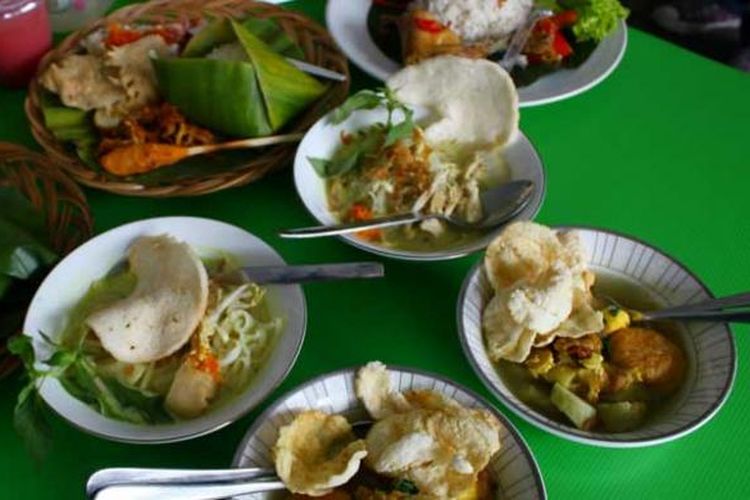 Beberapa makanan tradisional di Pesta Kuliner Nusantara 2013 yang digelar di Parkir Timur Senayan, Jakarta, 30 Agustus hingga 1 September 2013.