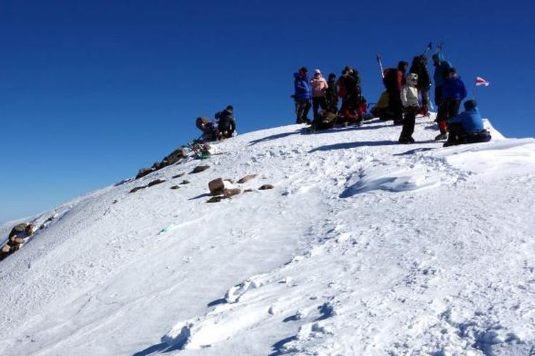 Beberapa pendaki termasuk Jelita Karamoy (19) berhasil mencapai puncak Gunung Elbrus di Rusia yang merupakan puncak gunung tertinggi di Benua Eropa.