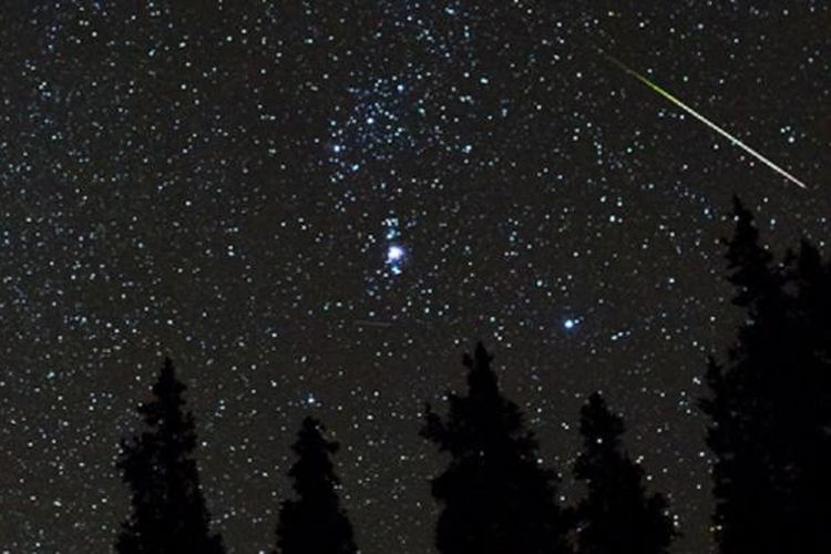 Hujan meteor Orionid pada 21 Oktober 2012 seperti diabadikan astrofotografer Daniel McVey.