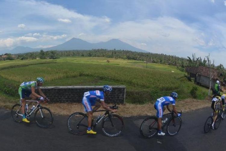 Para pebalap yang mengikuti Banyuwangi Tour de Ijen melintasi medan dengan pemandangan alam yang indah.