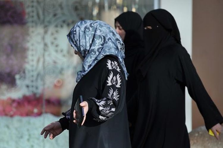 Beberapa perempuan Arab Saudi melihat-lihat sebuah toko bunga di ibu kota Riyadh. 