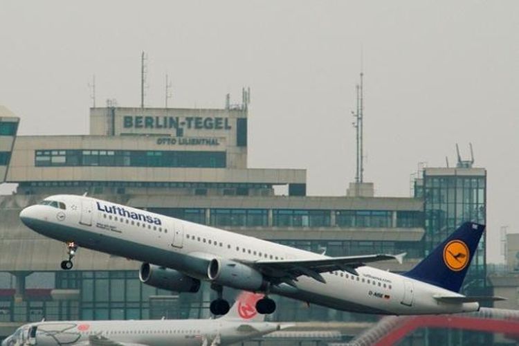 Sebuah pesawat milik maskapai penerbangan Lufthansa lepas landas dari bandara internasional Tegel, Berlin beberapa waktu lalu.