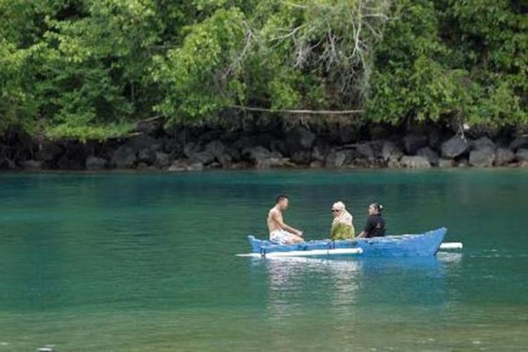 Wisatawan berperahu di Pantai Sulamadaha di Ternate, Maluku Utara, Selasa (15/4/2014). Pantai ini merupakan salah satu objek wisata favorit di Ternate. Selain perairannya yang tenang, pantai ini juga memiliki keindahan terumbu karang dan ikan.