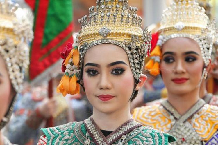 Peserta Festival Budaya Thailand di Bangkok, Kamis (14/1/2015). Masyarakat umum dan wisatawan bisa menyaksikan parade dan pawai budaya dari berbagai macam adat di Thailand. Festival berlangsung sampai Minggu (18/1/2015). 