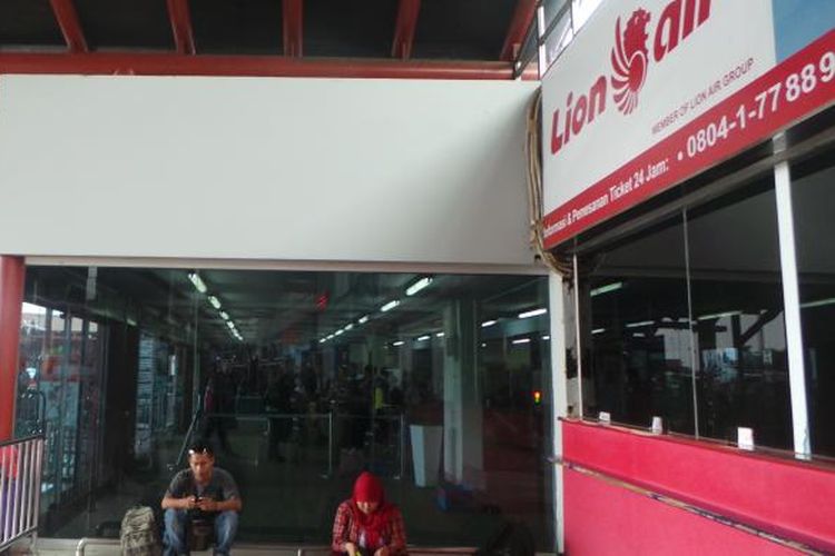 Loket Lion Air di terminal 1B Bandara Soekarno Hatta, Cengkareng, Tengerang. Kamis (19/2/2015).