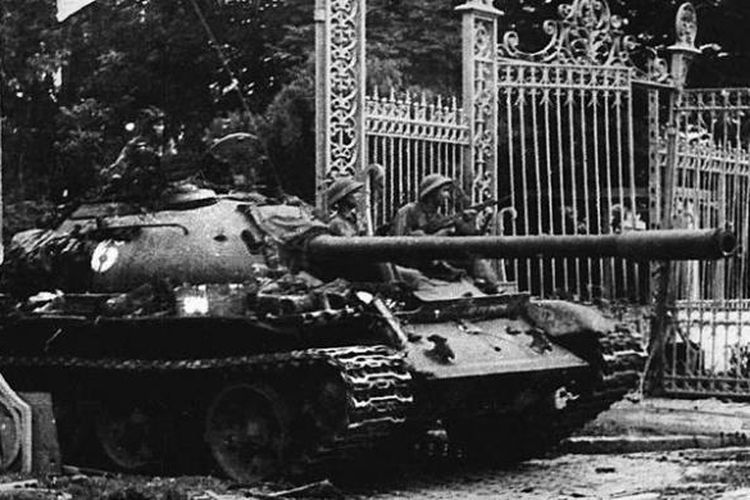 Sebuah tank milik Tentara Vietnam Utara (NVA) menerobos gerbang istana kepresidenan Vietnam Selatan di Saigon pada 30 April 1975. Pasukan Vietnam Utara kemudian berhasil menguasai Saigon sekaligus mengakhiri perang Vietnam yang telah berlangsung selama 10 tahun.