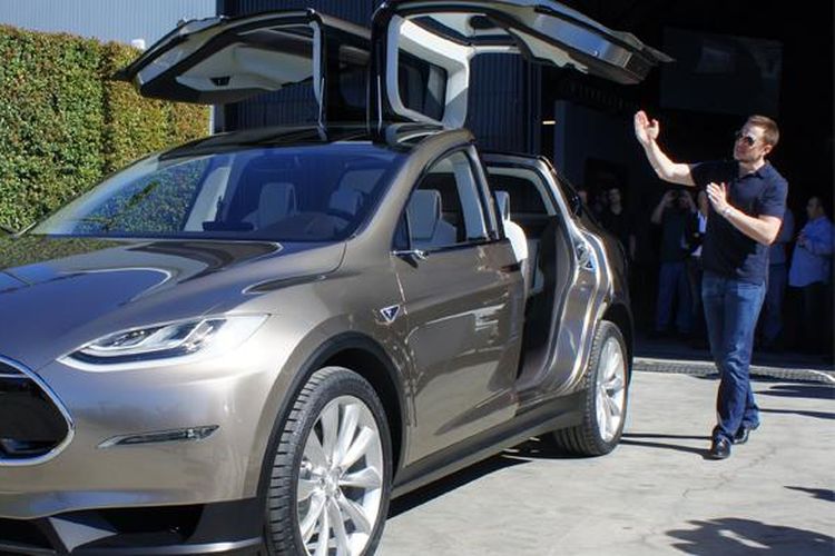Bos Tesla, Elon Musk, sedang memperkenalkan SUV terbaru, Model X.
