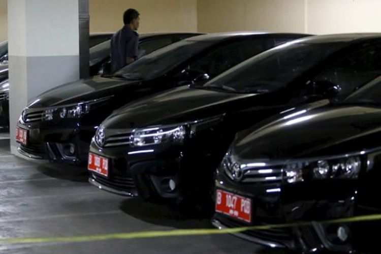 Sejumlah mobil baru bagi anggota DPRD DKI Jakarta terparkir di basement Gedung DPRD, Jakarta Pusat, Kamis (3/9/2015).