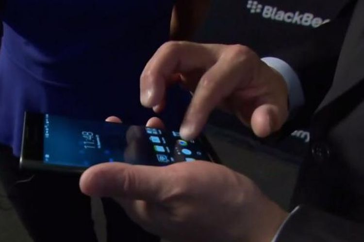 BlackBerry Priv yang didemokan oleh CEO BlackBerry John Chen.