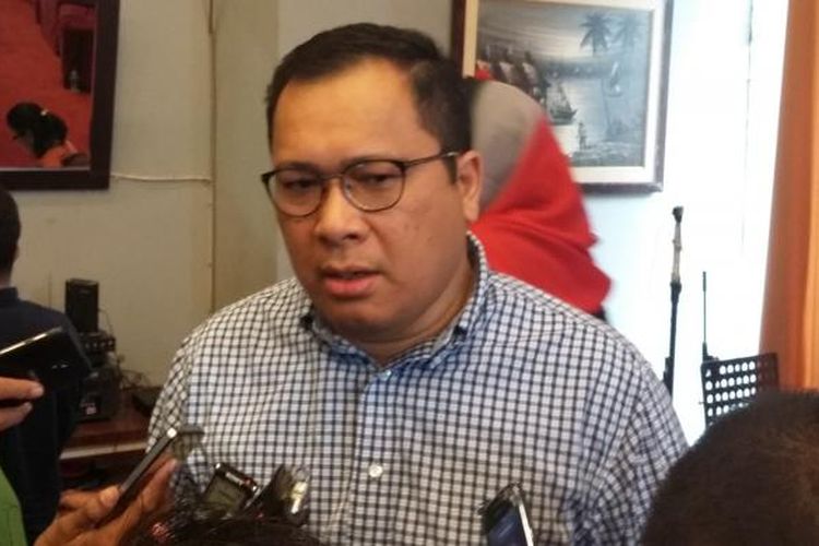 Staf Khusus Menteri Keuangan Arif Budimanta, seusai menjadi narasumber dalam diskusi Smart FM dan Populi Center di Menteng, Jakarta Pusat, Sabtu (31/10/2015).