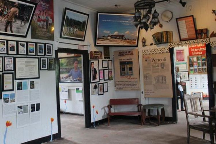 Kondisi ruang tengah Museum Kata, Desa Lenggang, Gantung, Belitung Timur, Provinsi Kepulauan Bangka Belitung yang terdiri dari aneka novel Laskar Pelangi, cerpen, hingga foto-foto dari film Laskar Pelangi.