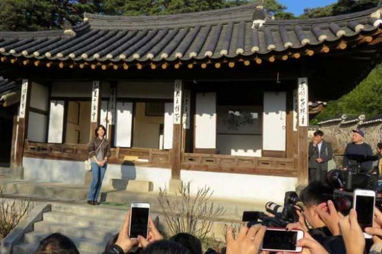 Para tamu dan undangan yang menonton pengambilan gambar film itu Kompleks Vila Ojukheon di Kota Gangneung, Korea, Senin (30/12/2015). 