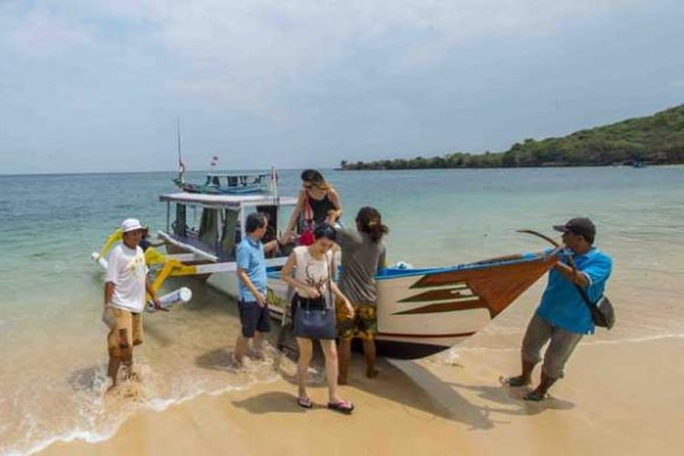 Pantai Pink di Kabupaten Lombok Timur, Nusa Tenggara Barat.