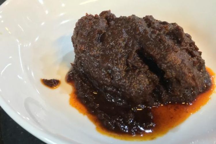 Tak seperti rendang di restoran Padang pada umumnya yang berwarna merah. Di RM Pagi Sore, rendangnya berwarna coklat tua.