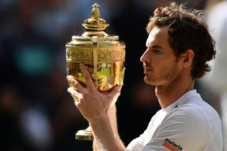 Petenis Inggris Raya, Andy Murray, memegang trofi juara Wimbledon yang didapat setelah mengalahkan petenis Kanada, Milos Raonic, pada laga final di The All England Lawn Tennis Club, Minggu (10/7/2016).