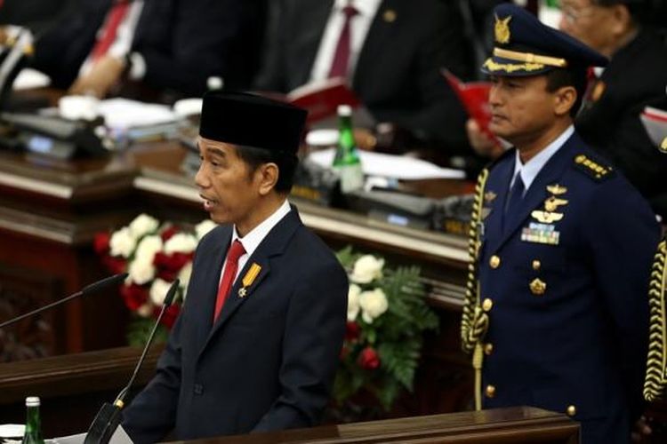 Presiden Republik Indonesia Joko Widodo memberikan pidato kenegaraan pada sidang tahunan Majelis Permusyawaratan Rakyat Republik Indonesia Tahun 2016 di Kompleks Parlemen, Senayan, Jakarta, Selasa (16/8/2016).