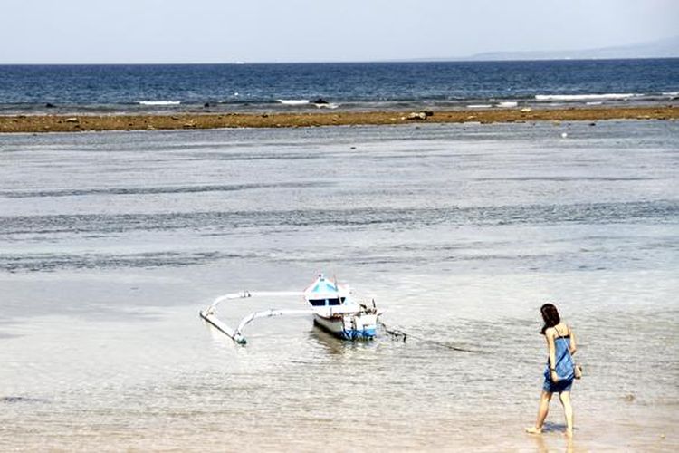 Wisatawan bermain di area Pantai Sindhu yang masih di garis Pantai Sanur, Denpasar, Bali, Sabtu (15/10/2016). Pantai Sanur adalah alternatif wisata saat berkunjung ke Bali.