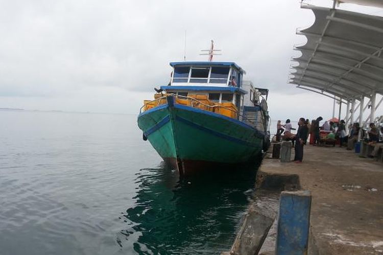 KM Rindu Alam saat tengah bersandar di Dermaga Pulau Pramuka, Kabupaten Kepulauan Seribu, Selasa (10/1/2017). Kapal ini adalah kapal yang melayani penyeberangan menuju Pelabuhan Kali Adem, Muara Angke, Jakarta Utara.