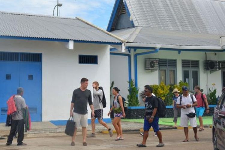 Turis asing sedang berjalan di Pelabuhan Labuan Bajo, Kabupaten Manggarai Barat, NTT. Mereka menuju ke kawasan Taman Nasional Komodo, Jumat (10/3/2017). Ribuan wisatawan asing dan Nusantara berkunjung ke Pulau Komodo untuk melihat Komodo dan menyelam di bawah laut Taman Nasional Komodo. 