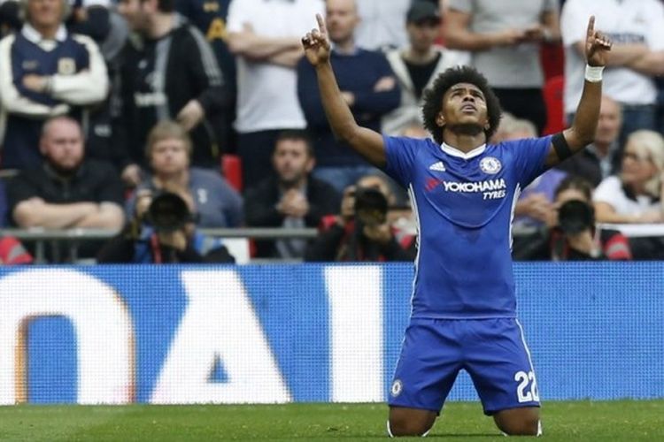 Pemain Chelsea, Willian, melakukan selebrasi setelah mencetak gol ke gawang Tottenham Hotspur di pertandingan semifinal Piala FA di Stadion Wembley, Sabtu (22/4/2017) waktu setempat.