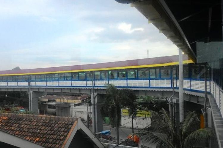 Contoh Sky Bridge : Salah satu Sky Bridge sebagai penghubung stasiun LRT untuk kenyamanan penguna LRT