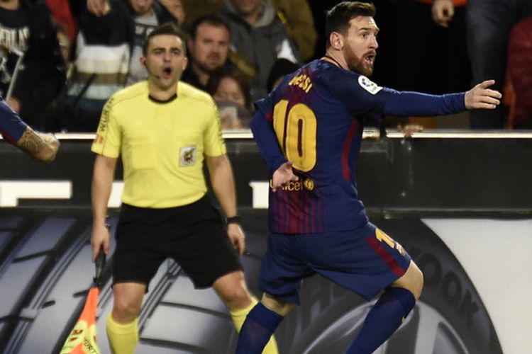 Penyerang FC Barcelona, Lionel Messi (kanan) dan Luis Suarez, melakuklan protes kepada wasit karena tidak mensahkan golnya ke gawang Valencia dalam laga La Liga Spanyol 2017-2018 di Stadion Mestalla, Valencia, Spanyol, pada Minggu (26/11/2017)
