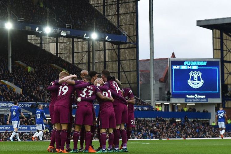 Para pemain Manchester City merayakan gol ke gawang Everton pada pertandingan Premier League di Stadion Goodison Park, Sabtu (31/3/2018).