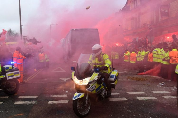 Bus pemain Manchester City dilempari botol sebelum dimulainya laga leg pertama perempat final Liga Champions kontra Liverpool FC di Stadion Anfield, Liverpool, Inggris pada 4 April 2018.
