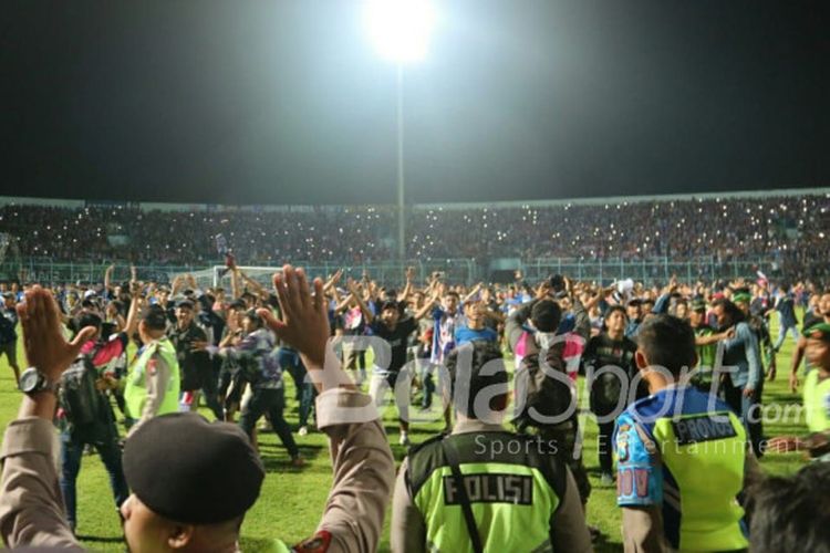 Suasana dalam stadion setelah penonton memasuki lapangan saat pertandingan Liga 1 2018, Arema FC Vs Persib Bandung, di Stadion Kanjuruhan, Malang, Minggu (15/4/2018)
