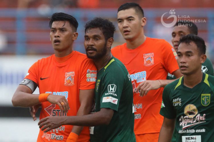 Penyerang Borneo FC, Lerby Eliandry, mendapatkan pengawalan dari pemain Persebaya Surabaya pada pertandingan Liga 1 di Stadion Segiri, Samarinda, Jumat (11/5/2018).