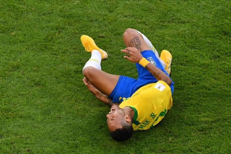 Ekspresi penyerang Brasil, Neymar, dalam laga babak 16 besar Piala Dunia 2018 kontra Meksiko di Samara Arena, Samara, Rusia pada 2 Juli 2018. Liverpool vs PSG menjadi laga pertama yang akan Neymar jalani pada ajang Liga Champions.