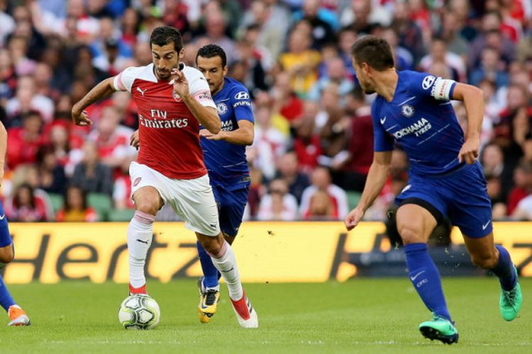 Gelandang Arsenal, Henrikh Mkhitaryan (tengah), menggiring bola di bawah incaran tiga pemain Chelsea dalam laga pramusim International Champions Cup 2018 di Stadion Aviva, Dublin, Republik Irlandia, pada 1 Agustus 2018.