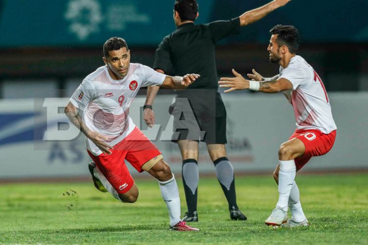 Selebrasi penyerang tim nasional U-23 Indonesia, Alberto Goncalves, seusai mencetak gol ke gawang Laos, pada pertandingan lanjutan Grup A sepak bola Asian Games 2018, di Stadion Patriot, Jumat (17/8/2018).
