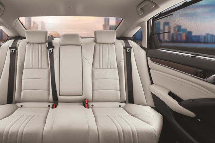 Kaca belakang Honda Accord dilengkapi tirai untuk privasi penumpang belakang