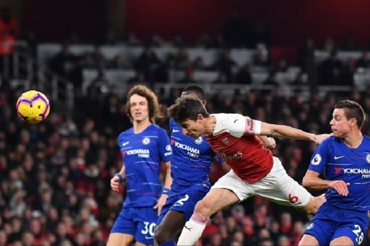 Laurent Koscielny mencoba mencetak gol dengan sundulan pada pertandingan Arsenal vs Chelsea di Stadion Emirates dalam lanjutan Liga Inggris, 19 Januari 2019. 