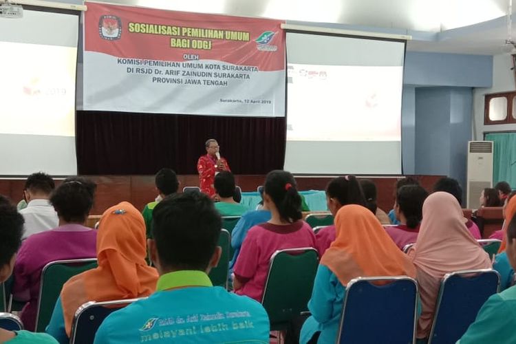 Murjioko menjelaskan berbagai hal terkait pemilu pada acara sosialisasi di RSJD Surakarta, Jumat (12/4/2019).