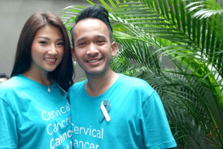 Ruben Onsu dan Sarwendah Tan  berpose usai menghadiri peluncuran kampanye publik KICKS (Koalisi Indonesia Cegah Kanker Serviks), di Hong Kong Kafe, Menteng, Jakarta Pusat, Senin (14/8/2017).