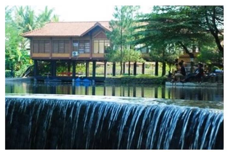 Ekowisata Taman Air Tlatar merupakan salah satu tempat wisata populer yang ada di Boyolali, Jawa Tengah.