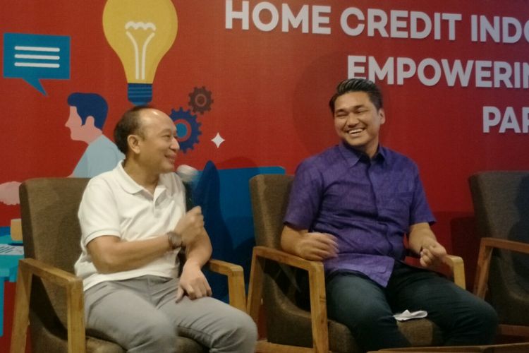 Chief External Home Credit Indonesia Andy Nahil Gultom (kanan) dan Chief Sales Officer Home Credit Indonesia Eko Broto Bramantya di Jakarta, Selasa (21/5/2019)