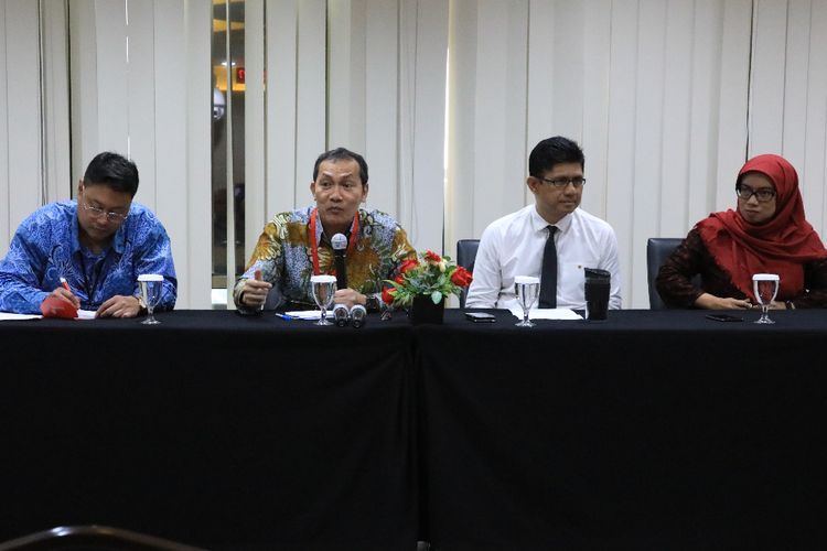 Wakil Ketua KPK Saut Situmorang dan Laode M Syarif saat menutup pendidikan dan pelatihan 21 calon penyidik di Gedung Pusat Edukasi Antikorupsi, Jakarta, Senin (15/4/2019).