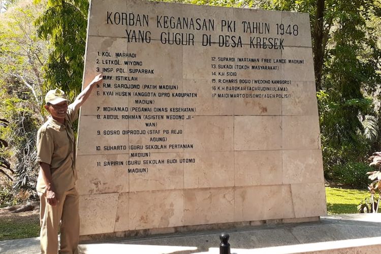 Yanto Eko Cahyono, warga Kabupaten Bantul, Yogyakarta menunjuk nama kakeknya, Insp Pol Suparbak yang terukir di Monumen Kresek (Monumen kekejaman pembantaian PKI) yang berada di Desa Kresek, Kecamatan Wungu, Kabupaten Madiun, Jawa Timur, Selasa (0/10/2019). Yanto bersama istrinya mencari keberadaan makam kakeknya, Insp Pol Suparbak yang menjadi korban pembantaian PKI tahun 1948 di Madiun.