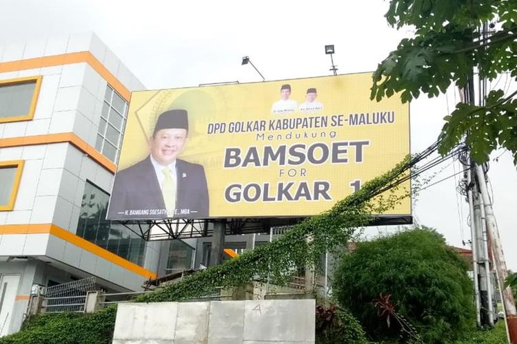Sebuah baliho dukungan untuk pencalonan Bambang Soesatyo sebagai Calon Ketua Umum Partai Golkar terpampang di Jalan Jenderal Sudirman, Desa Batu Merah Kecamatan Sirimau, Rabu (17/7/2019)