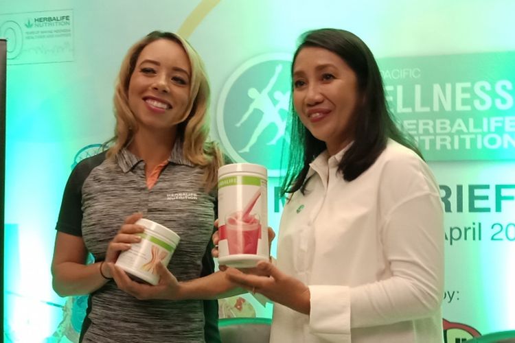 Vice President Worldwide Sport Performance & Fitness Herbalife Nutrition, Samantha Clayton dan Senior Director & General Manager Herbalife Andam Dewi di Hotel Mulia Senayan, Rabu (18/4/2018).  