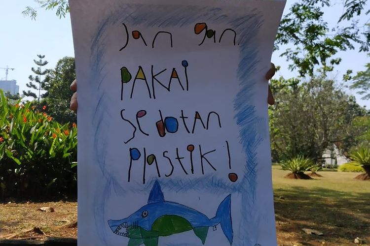 Poster ajakan melawan pemakaian sedotan plastik yang dibuat oleh Alvin Leonard (7) atau yang akrab disapa Apin.