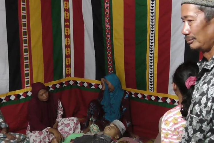 Jenazah Dedi (19) warga Desa Sebatang, Kecamatan Gunung Meriah Kabupaten Aceh Singkil, disemayamkan dirumah duka di desa setempat. Dedi tewas tertembak oleh seorang anggota polisi saat sedang mengikuti pesta musik disebuah lokasi perkaiwnan di Desa Sidorejo Kecamtan Gunung Meriah kabupaten Aceh Singkil.
